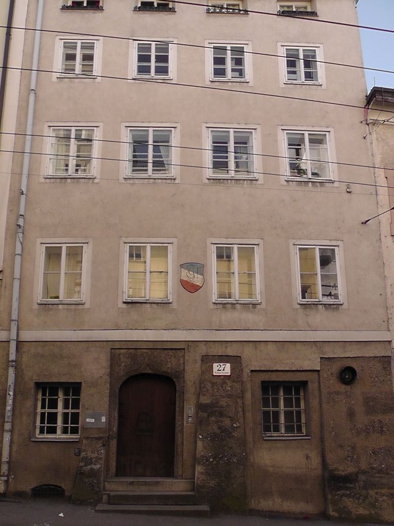 Fassade des Hauses Müllner Hauptstraße 27 mit Eingangstür und Hausnummer